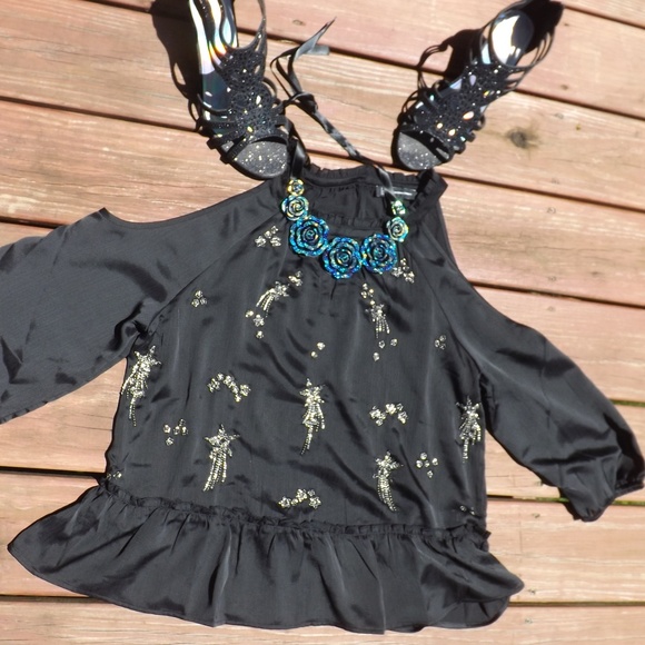 NWT black cold shoulder top with shooting stars - Picture 2 of 7